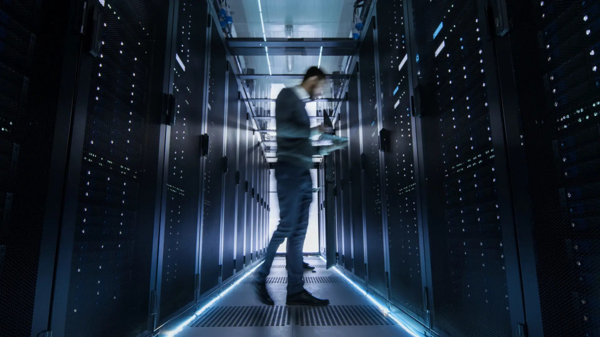 Técnico de ITCOM trabajando en un centro de datos